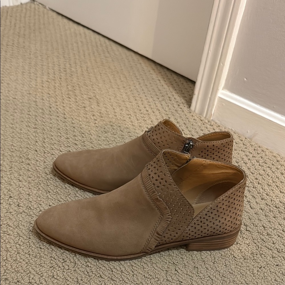 Lucky Brand Tan Chukka Boots with Woven detail